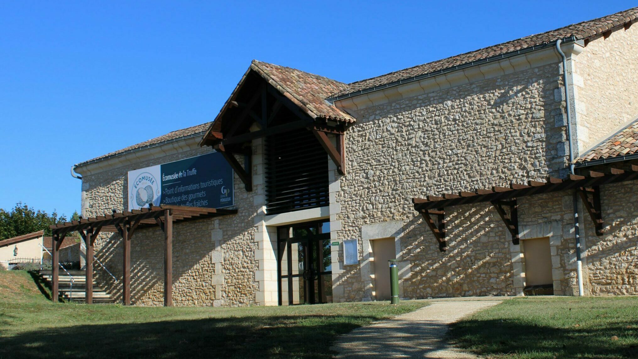 Facade de l'Ecomusée de la Truffe